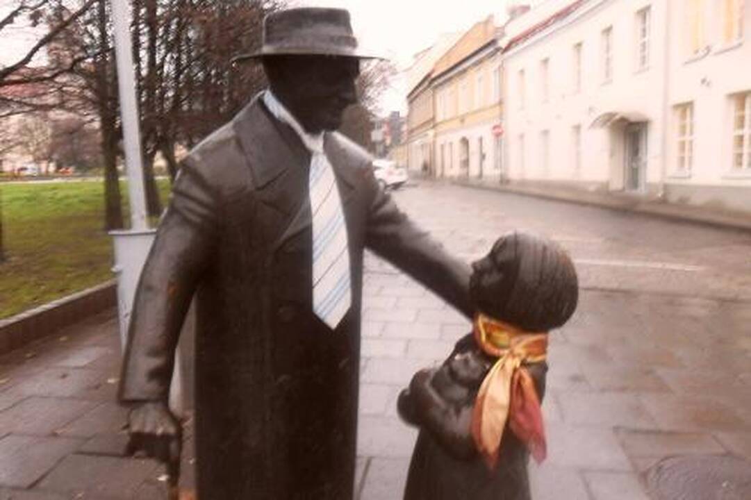 Skulptūra pasipuošė kaklaraiščiu