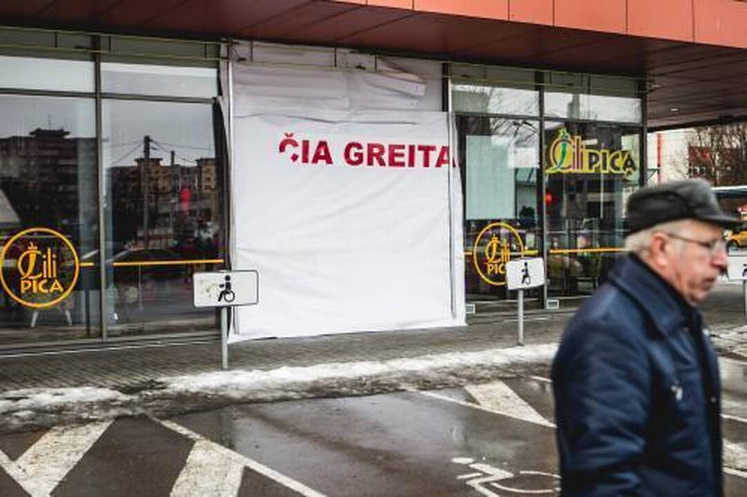 Viražas automobiliu į vitriną