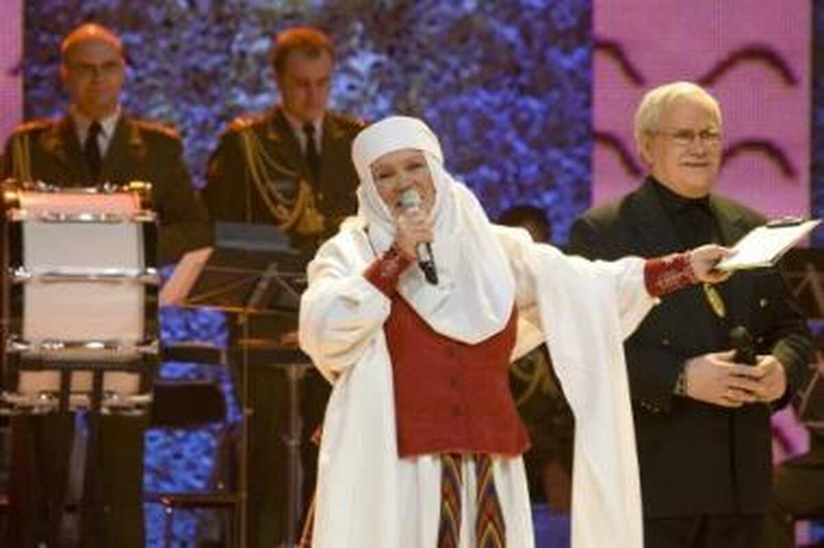 Kariška: su Lietuvos kariuomenės orkestru V.Povilionienė atlieka populiariais karines-istorines dainas.