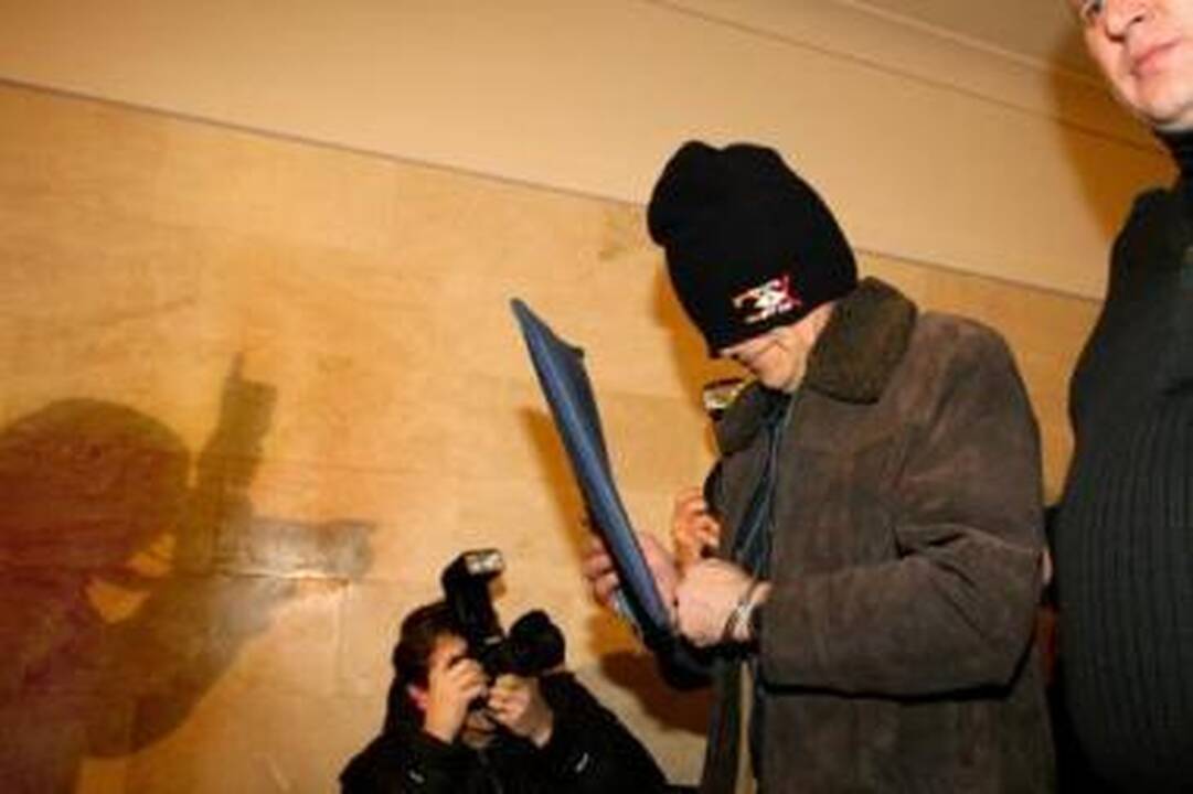 Priedanga: žinomiausiu šalies pedofilu vadinamas E.Čekanavičius, vedamas į teismo salę, kaip įmanydamas slėpė veidą.