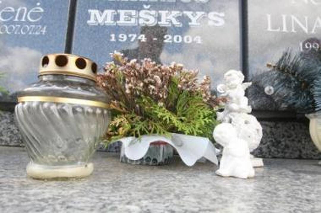 Estetika: kolumbariumas apkrautas nudegusiomis žvakėmis, plastikinėmis ir nuvytusiomis gėlėmis.