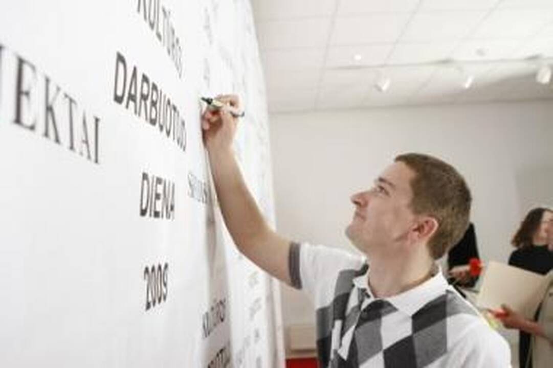 Autografas: M.Tumšys, kaip ir kiti apdovanotieji, pasirašė ant garbės lentos, kuri liks ateities kartoms.
