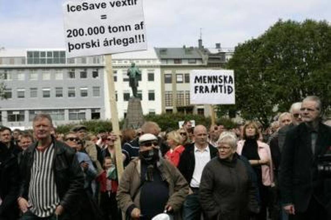 Protestas: Islandijos gyventojai nesutinka atsakyti už klaidas Islandijos bankų, kurie pradangino daugiau pinigų, negu per metus sukuria šalies ekonomika.