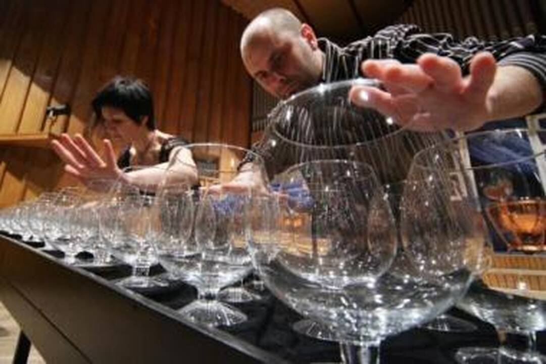 Meditacija: stiklo muzika, gimstanti drėgnais pirštais braukiant per taures, apibūdinama kaip kerinti, spindinti, angeliška.