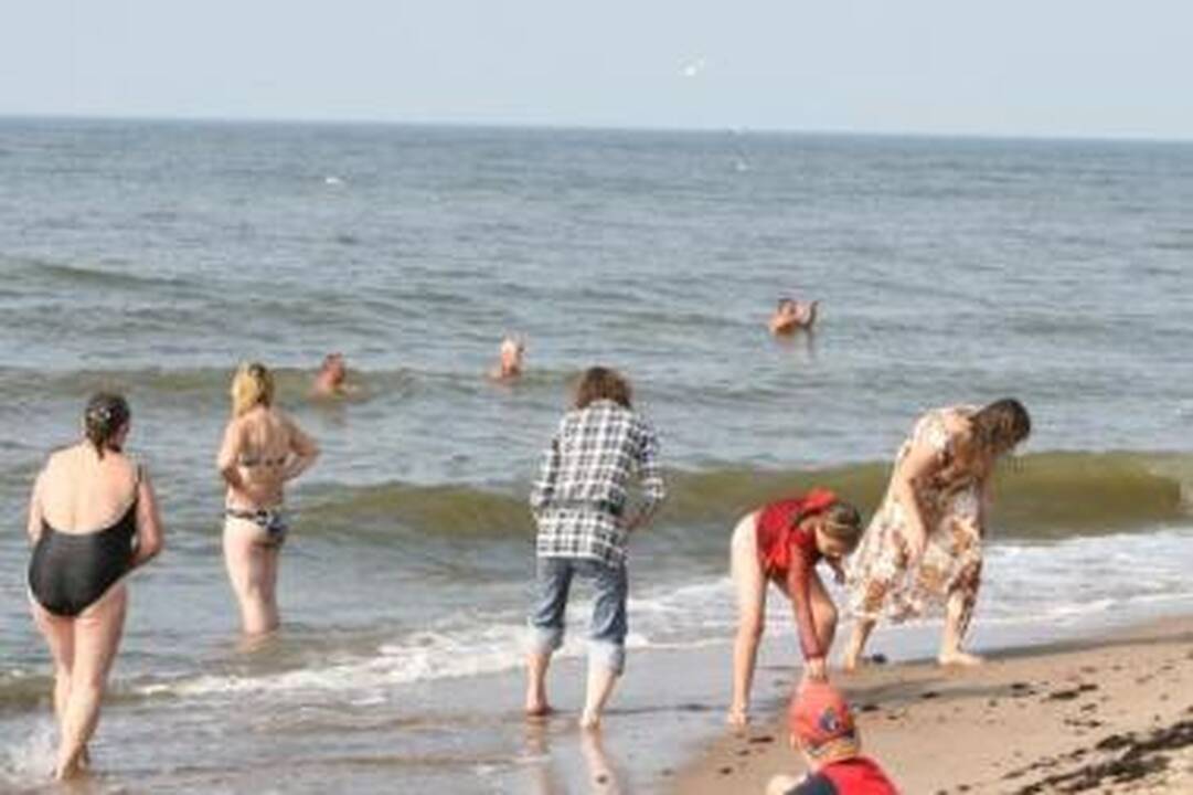 Požiūris: vakar bangos išgąsdino poilsiautojus Klaipėdoje, o Palangoje gelbėtojai nespėjo vaikyti jų iš jūros.