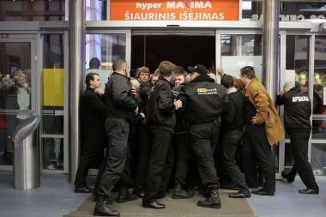 Vilniečiai iškuopė "Maximos" lentynas