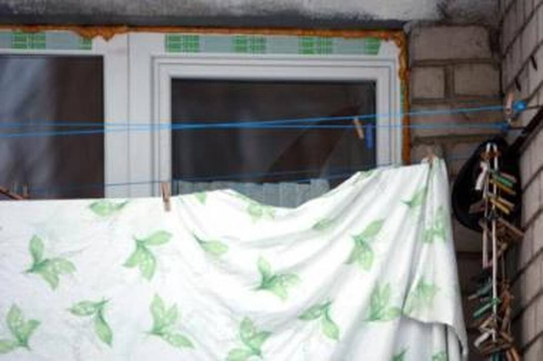 Atgaila: į teismą atvesdintas vyr. seržantas M.Mickėnas gailėjosi dėl savo poelgio.