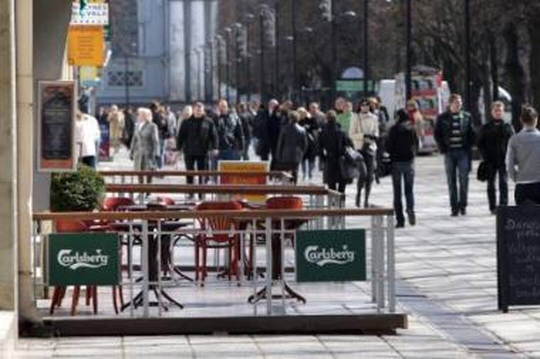 Pelnas: į lauką išnešę pirmuosius staliukus, kavinių savininkai pajuto ypatingą jų naudą.