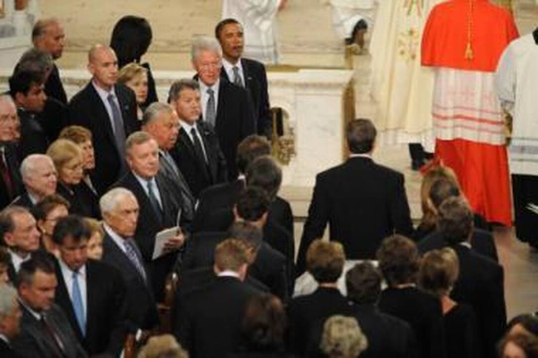 Pagarba: mišiose, kurios aukotos už E.Kennedy, dalyvavo ir JAV prezidentai.