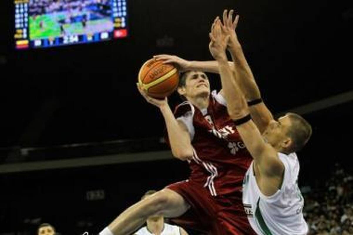 Gynyba: R.Javtokui (dešinėje) teks ne kartą susigrumti su vienu Turkijos ekipos lyderių E.Ilyasova.