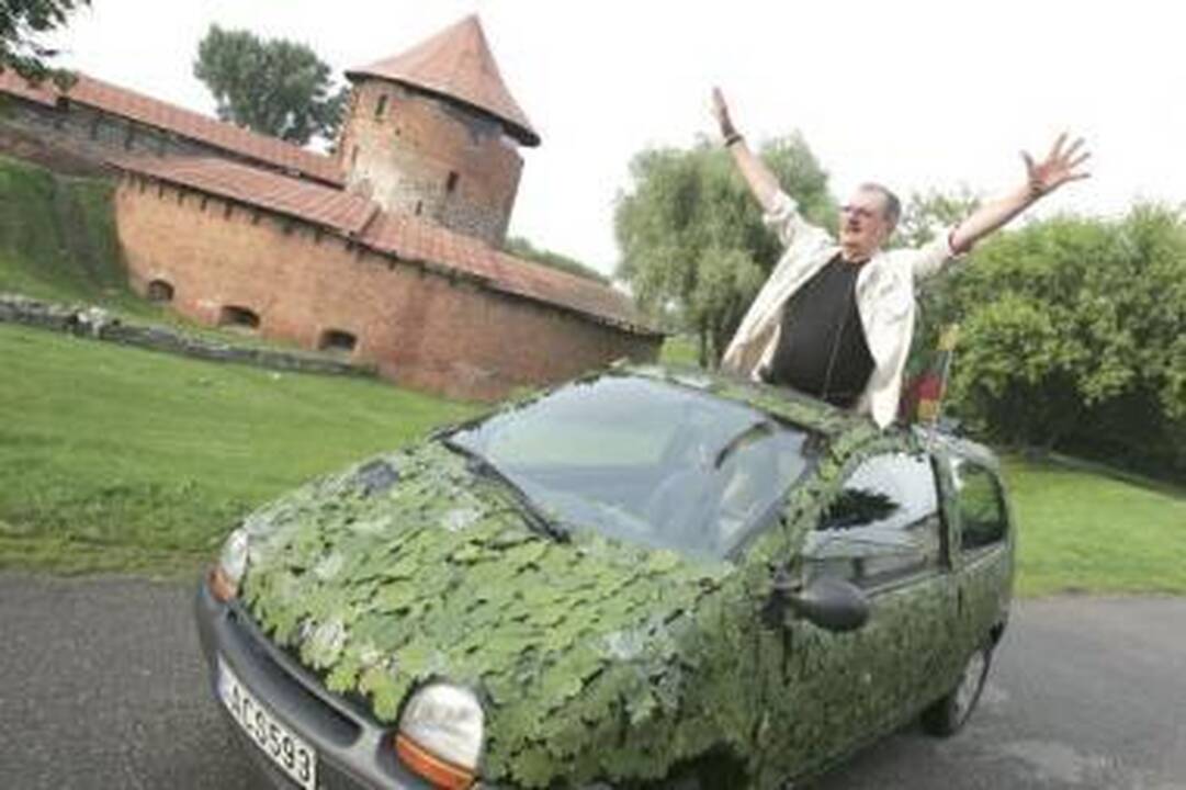 Smulkmena: "Gal nukabinti Lietuvos trispalvę vėliavą, kad neatrodyčiau kaip koks Pupų Dėdė", - L.J. Butkevičius stengėsi suderinti kiekvieną detalę.
