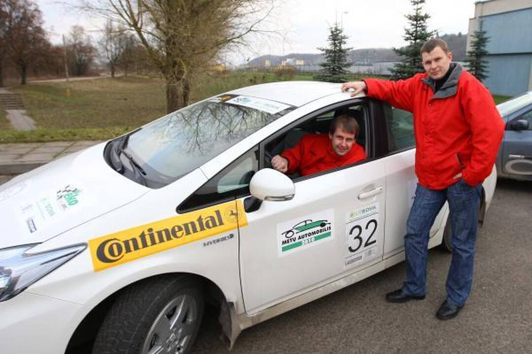 Tandemas: žurnalistas T.Jarusevičius ir "Tokvilos" atstovas M.Ruzgys laimėjo pirmąją vietą tarp hibridinių automobilių.