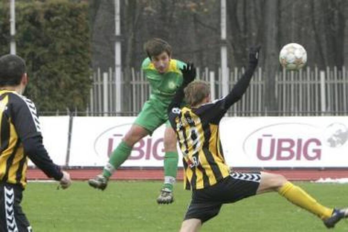 Persvara: padidinę žaidimo greitį "Kauno" futbolininkai (žalia apranga) privertė kapituliuoti "Šiaulius".