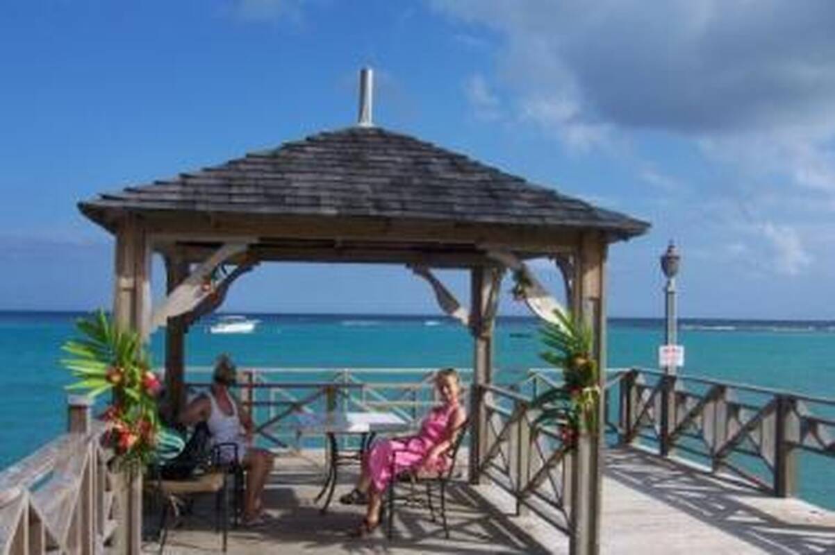 Meilė: Karibų jūros saloje viskas skirta įsimylėjusiems vyrams ir moterims.