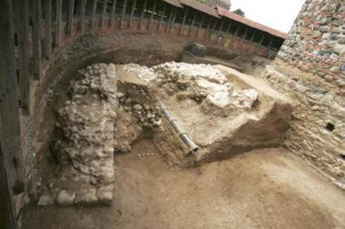 Radinys: šią vasarą archeologai atkasė per amžius po žeme stūksojusias pilies bokšto liekanas.