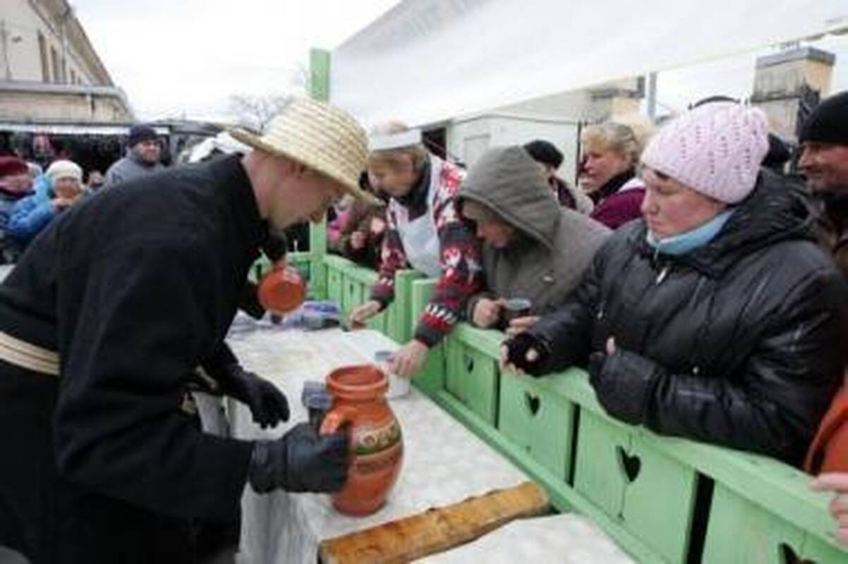 Akcija: turgaus lankytojams ir prekiautojams vakar išdalyta maždaug po 50 l arbatos ir sultinio.