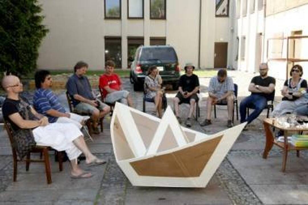 Procesas: Baroti galerijoje ir jos kiemelyje susirinkę menininkai ir projekto kuratoriai dalijosi mintimis apie skulptūrų alėją ir mielai rodė, pasakojo, ką jai kuria.