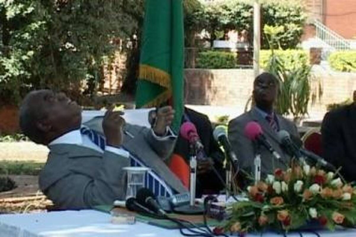 Čiurkštelėjo: Zambijos prezidento Rupiah Bandos negerbia net beždžionės. Ant medžio sėdinti makaka nusišlapino ant šalies vadovo švarko per spaudos konferenciją prezidento rūmų sode.