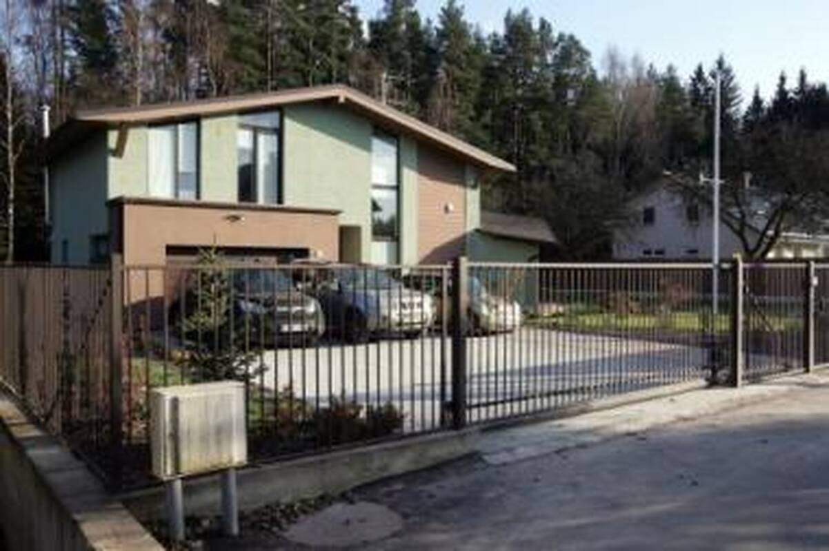 Versija: teigiama, kad E.Mejeris besigrumdamas su užpuolikais sugebėjo paskambinti 112, bet vietoj pagalbos sulaukė kvailų klausimų.