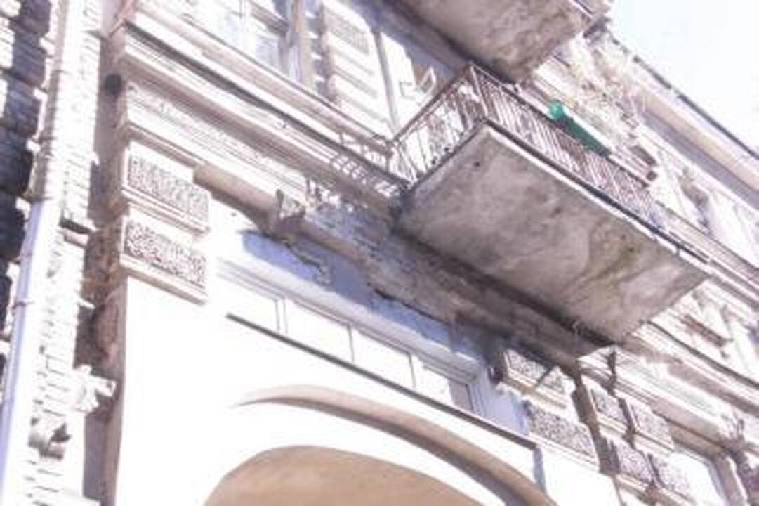 Bėda: pradėjusios byrėti V.Šopeno gatvės 3-io namo fasado lipdybos detalės gerokai išgąsdino gyventojus.