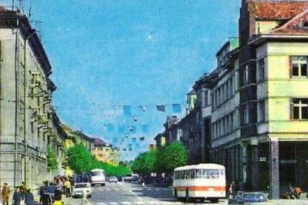 Sovietmečiu: šioje Herkaus Manto gatvės vietoje vadinamosios 16-osios divizijos atstovės mėgdavo užkalbinti po miestą žioplinėjančius užsieniečius. Jei šie "pasirašydavo", juos...