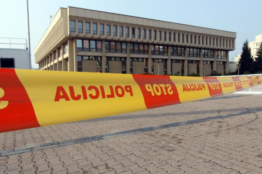 Prezidentės vardu,          atidarykite!
