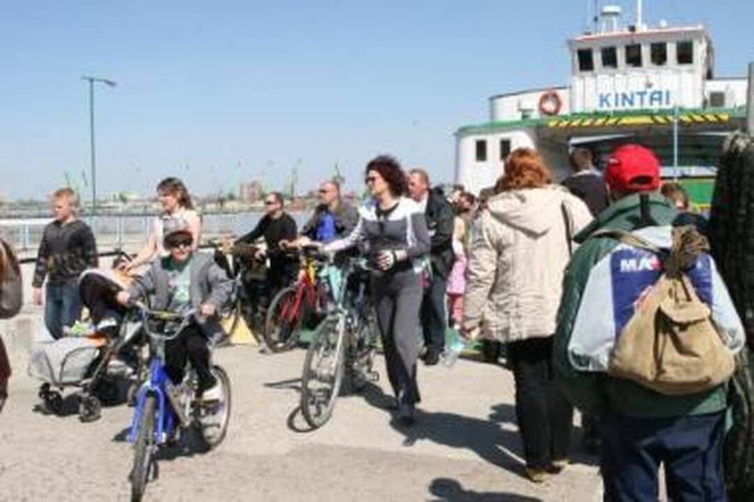 Diskriminacija: dviratininko kelionė keltu į Smiltynę ir atgal kainuoja 2,9 lito, o mopedininko – 2,5 Lt.