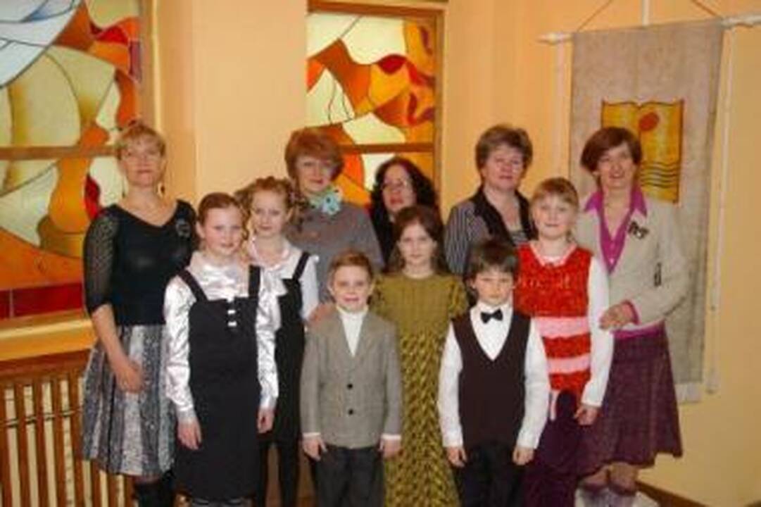 Sėkmė: XVI nacionaliniame B.Dvariono konkurse šauniai pasirodę Klaipėdos J.Karoso muzikos mokyklos jaunieji pianistai džiaugsmu dalijosi su savo mokytojomis.