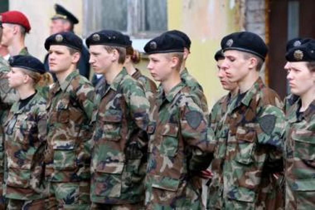 Rikiuotė: generolo P.Plechavičiaus vardu pavadintą Jaunojo kario mokyklą lanko apie pusantro šimto paauglių.