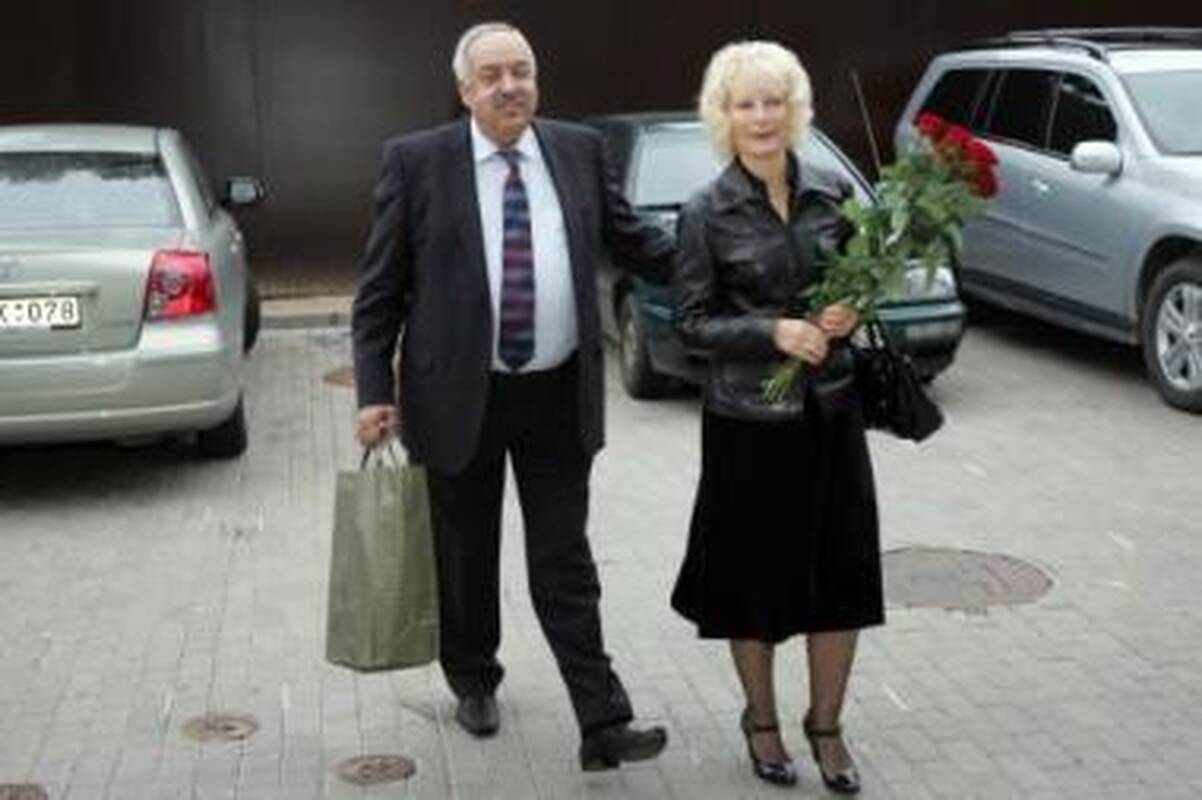 Svečiai: A.Brazauską sveikino A.Večerskis su žmona Viola.