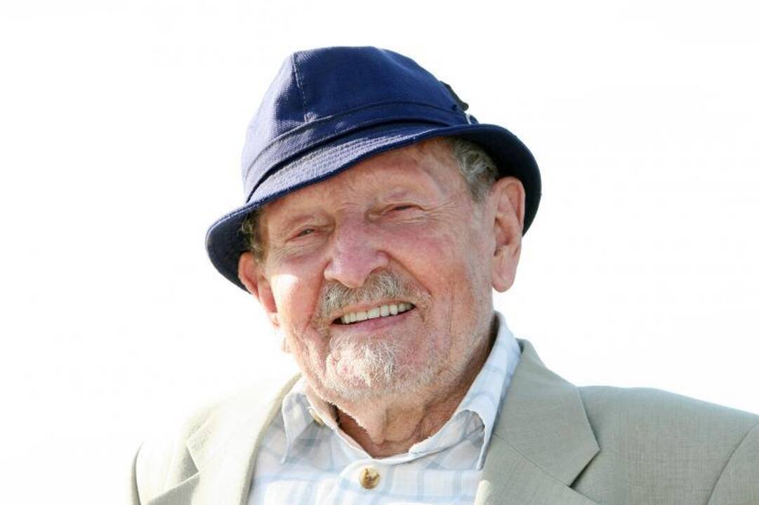 Su žmogum nuėjo  dalis  epochos   