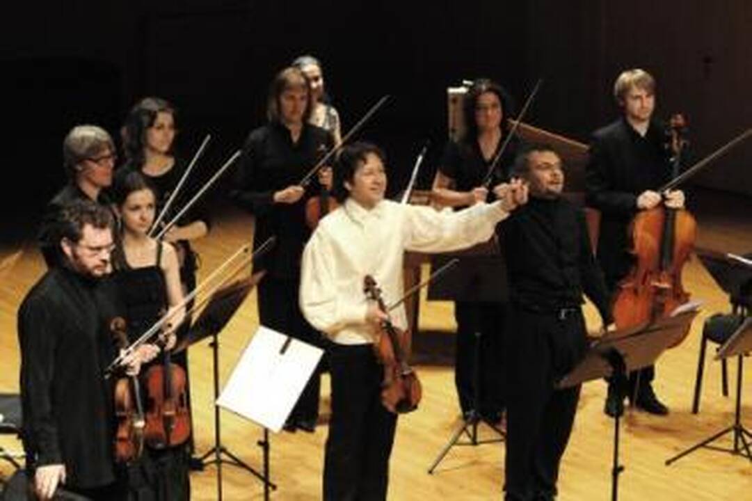 Priėmimas: V.Čepinskiui su G.Littera ir orkestro "Camerata Klaipėda" muzikantams po koncerto "Vasara tebūnie su muzika" teko ne kartą lenktis juos plojimais apdovanojusiai uostamiesčio publikai.