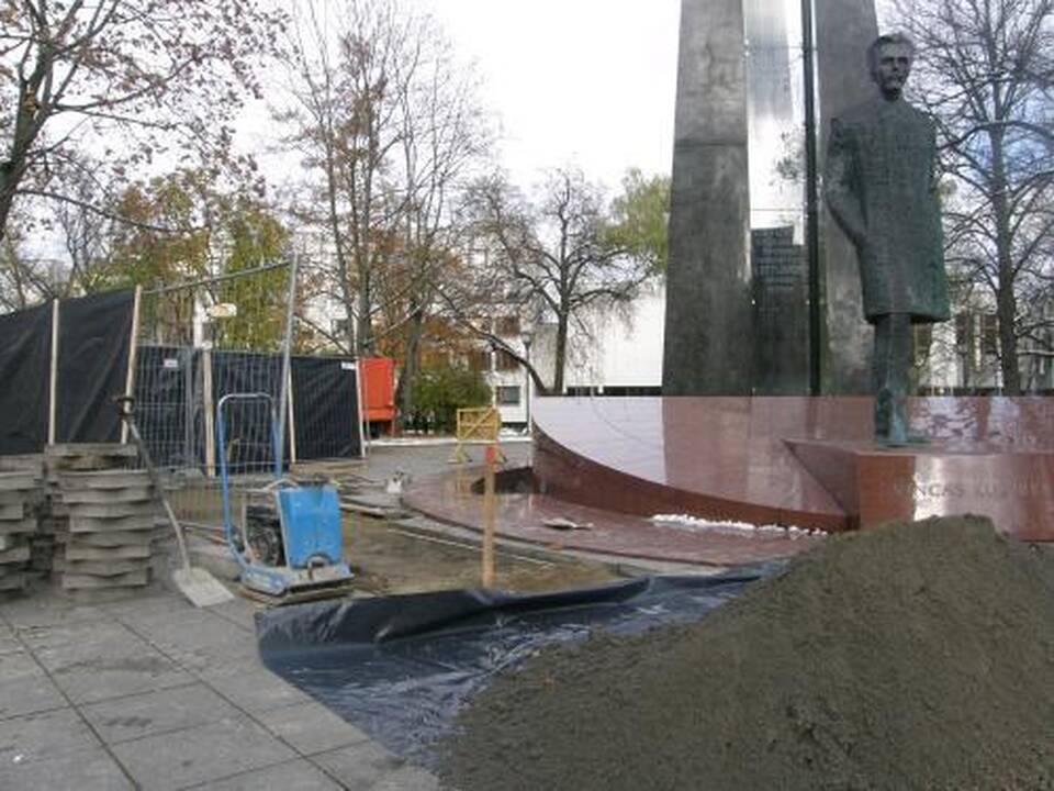 Aikštėje pluša darbininkai
