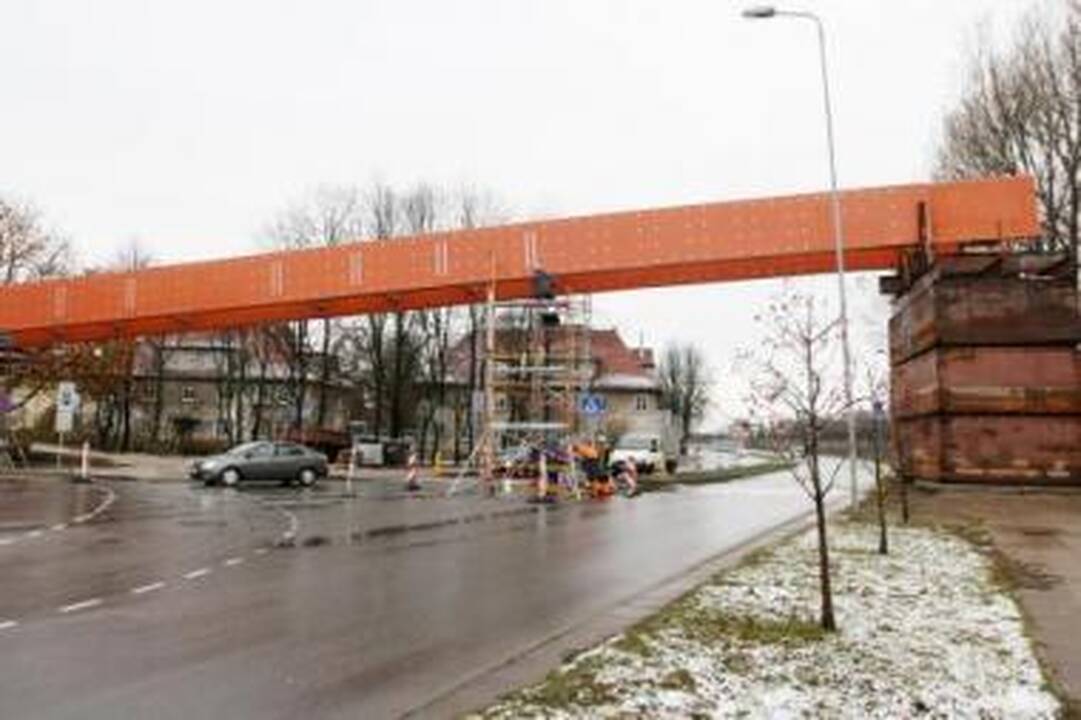 Planai: pėsčiųjų tilto per geležinkelį griaučius numatoma užbaigti iki šių metų pabaigos.