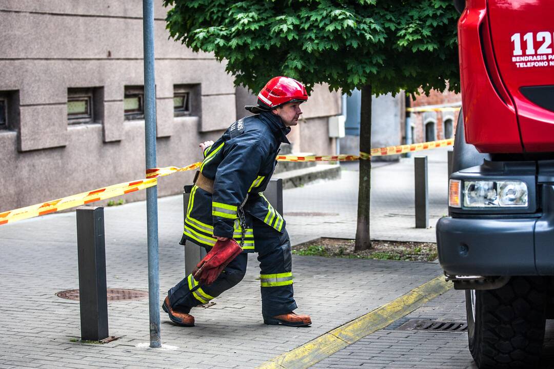 Moteris grasino susisprogdinti Kauno daugiabutyje
