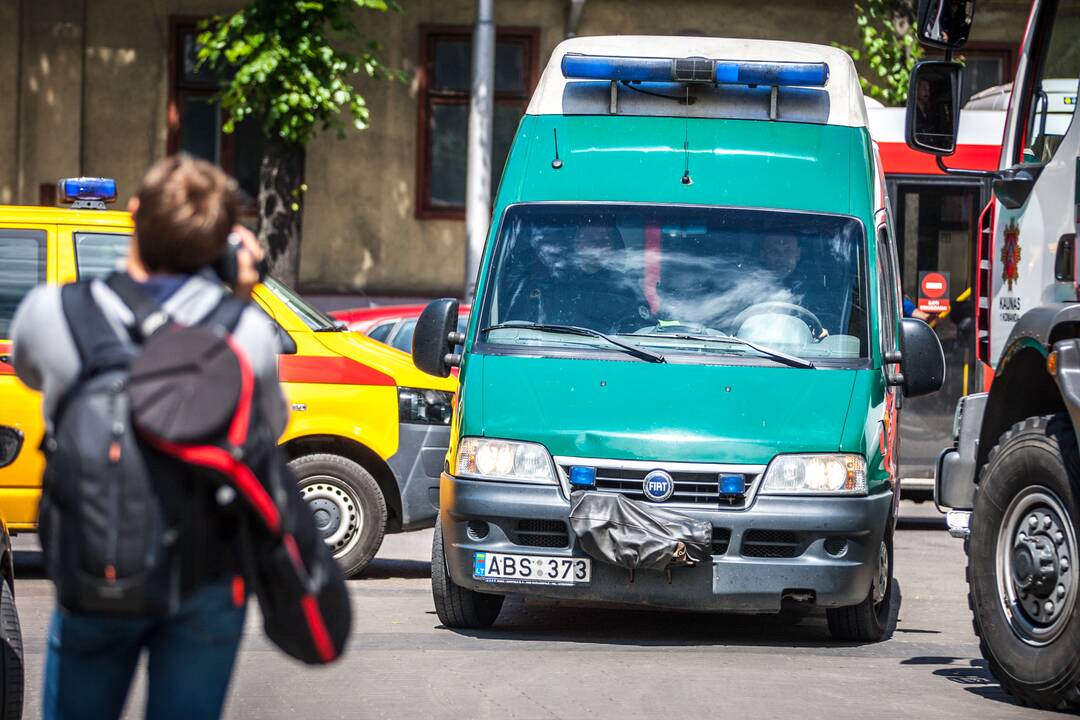 Moteris grasino susisprogdinti Kauno daugiabutyje