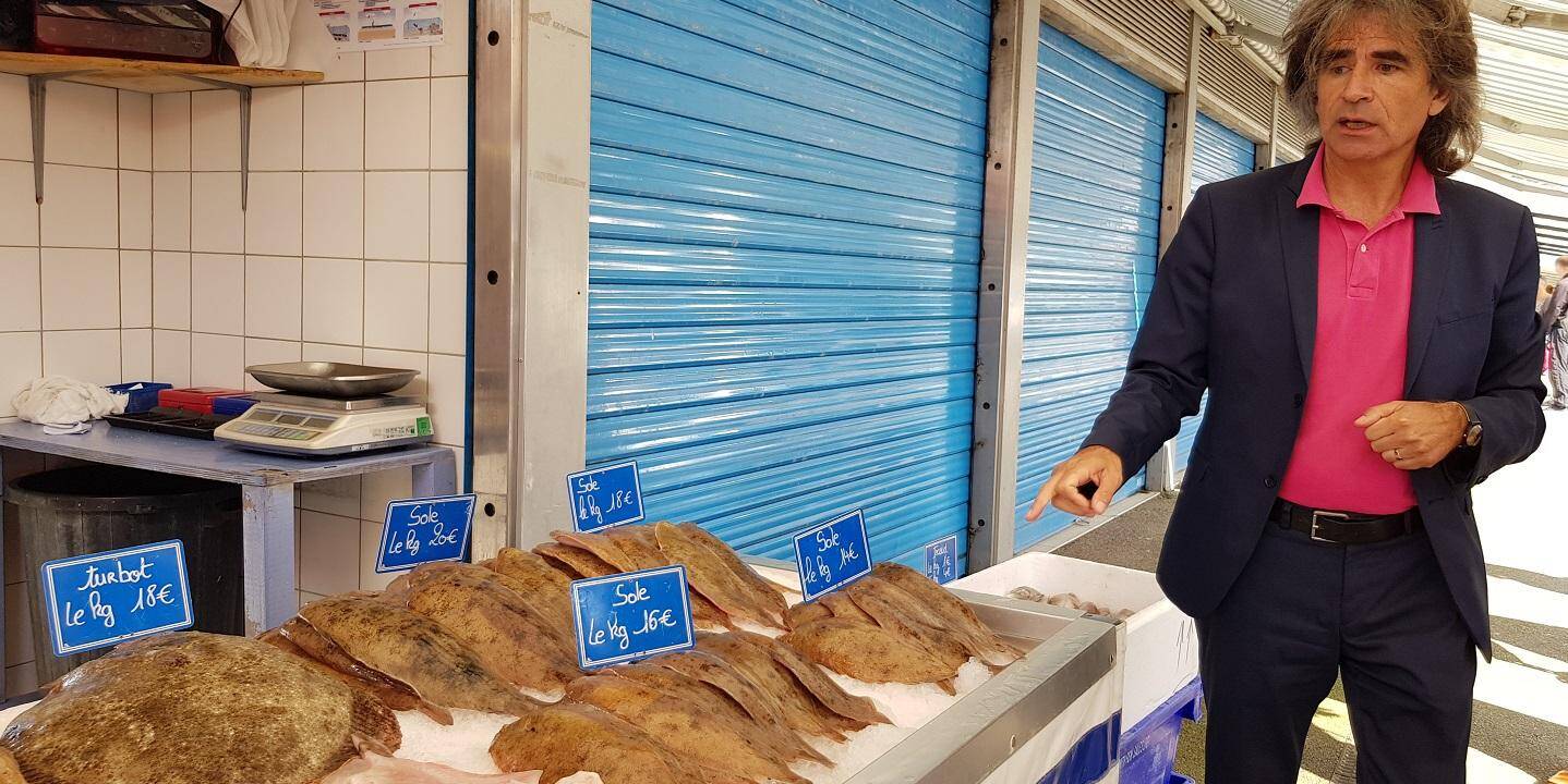 Tradicija: J.N.Calono pristatė turgelyje parduodamas šviežias žuvis.