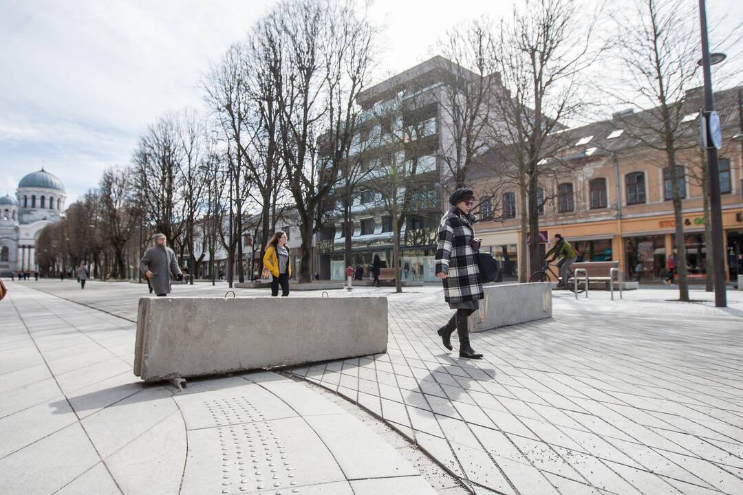Kelią į Laisvės al. riboja blokai