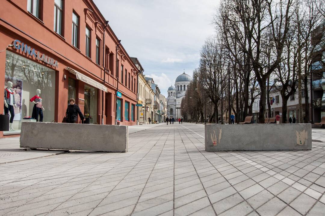 Kelią į Laisvės al. riboja blokai