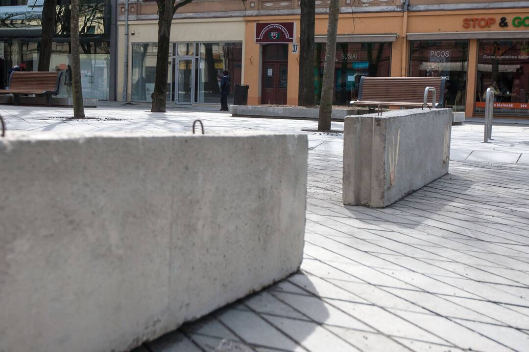 Kelią į Laisvės al. riboja blokai
