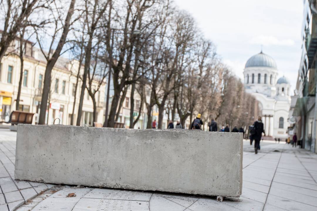 Kelią į Laisvės al. riboja blokai