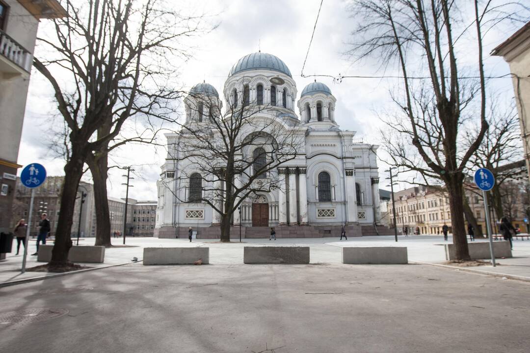 Kelią į Laisvės al. riboja blokai