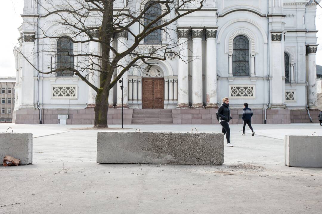 Kelią į Laisvės al. riboja blokai