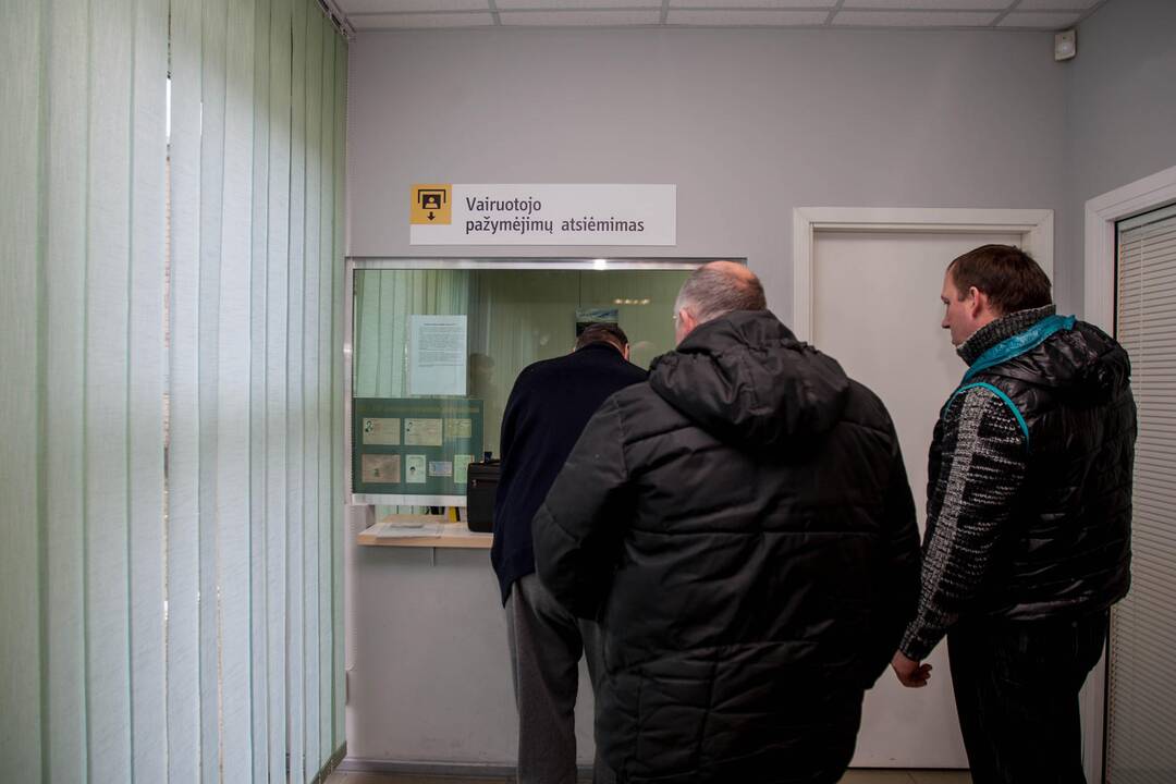 Vairuotojai keičia pažymėjimus