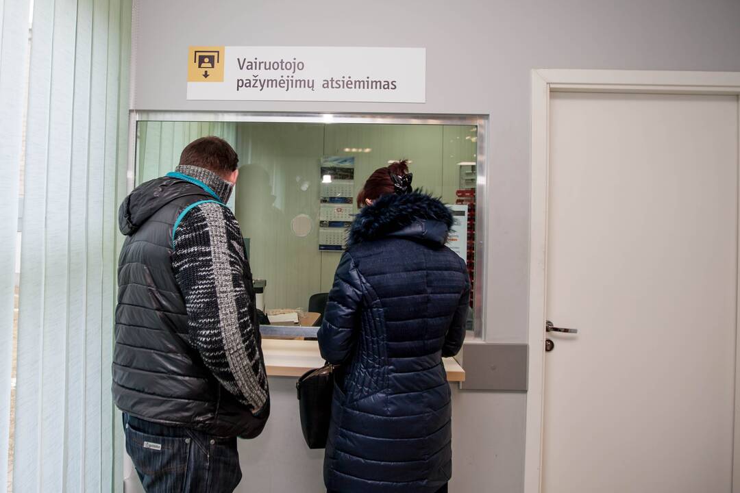 Vairuotojai keičia pažymėjimus