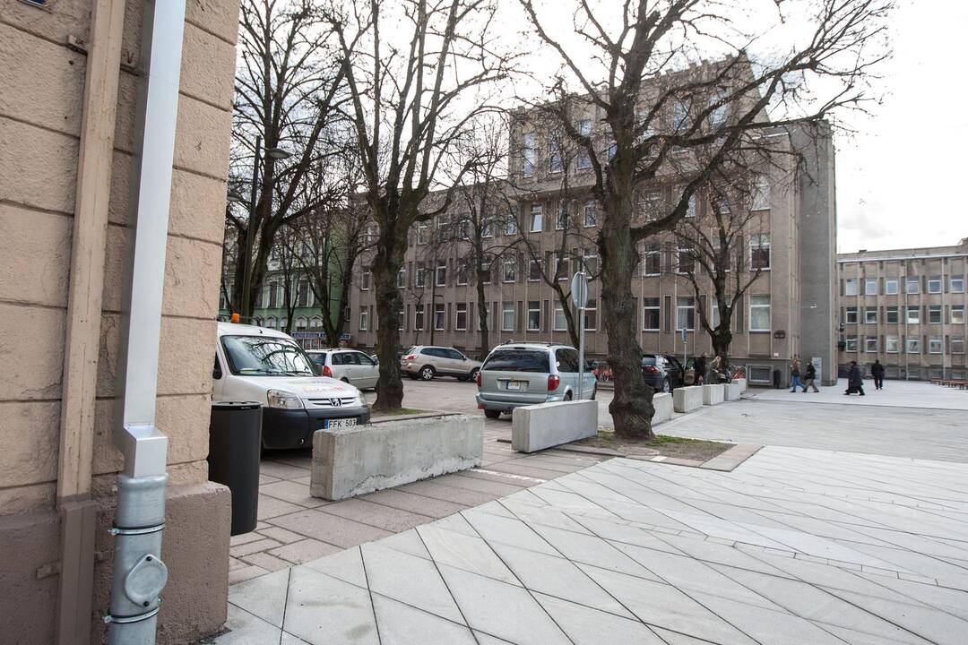 Kelią į Laisvės al. riboja blokai