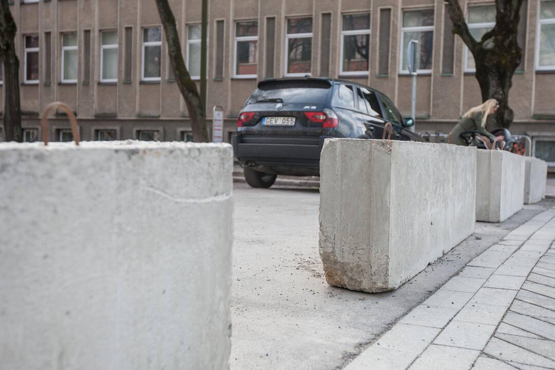 Kelią į Laisvės al. riboja blokai