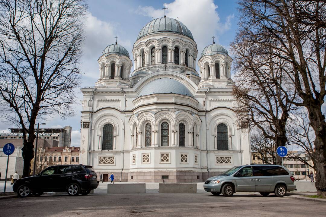 Kelią į Laisvės al. riboja blokai