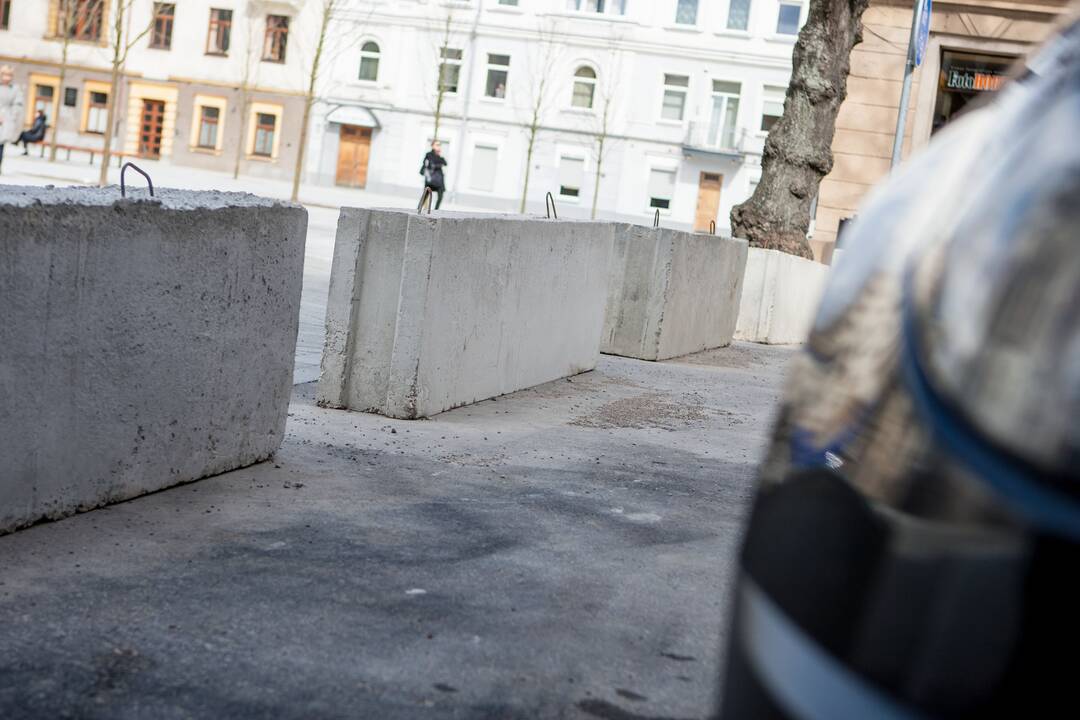 Kelią į Laisvės al. riboja blokai