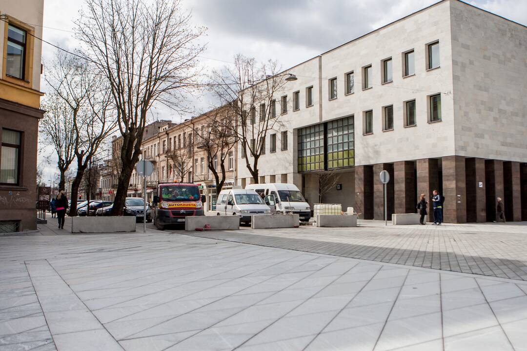 Kelią į Laisvės al. riboja blokai
